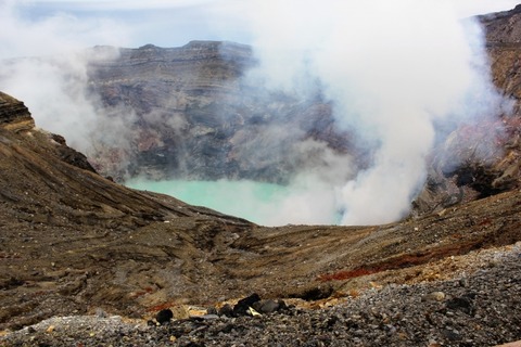 【画像】火山のカルデラに住む謎の町が見つかるｗｗｗｗｗｗｗｗ
