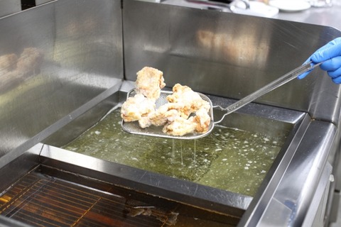 【悲報】コンビニ店員「氷を揚げてみた」…結果ｗｗｗｗ(動画ｱﾘ)