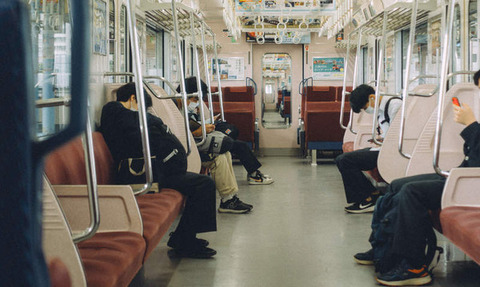【画像】女子高生「え待って、パパが隣りの車両いる。」→