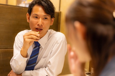 飲み会女先輩(31)「長崎に転勤したくないよ…」僕「社内婚の転勤免除制度ありますよね、僕と結婚します？(笑)」→結果・・・