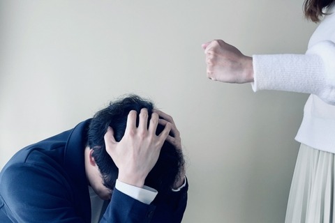 【動画】人妻さん「子供の習い事でお金足りないの！バイトして稼いで！」年収1000万夫「お前が働けや！」→