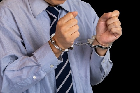 「女性の胸を触った」として逮捕された男、「触ったが両胸ではない」と容疑を否認←これｗｗｗｗ