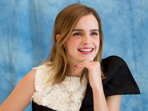 【画像】エマ・ワトソン(32)「素足で靴はいたら足がめちゃくちゃ蒸れたｗ」ﾊﾟｼｬ!!