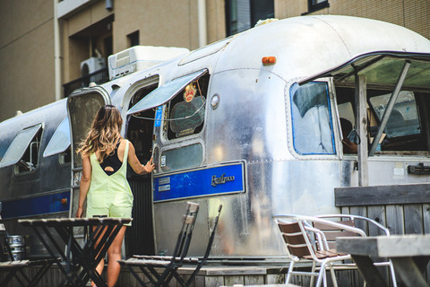 【悲報】親に金を出してもらいキッチンカーを開業した女さん、嫌になり彼氏を作って逃亡する⇒！