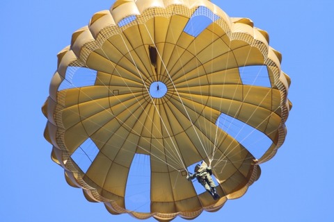 【悲報】クソガキ、傘をパラシュート代わりにして26階から飛び降りた結果・・・