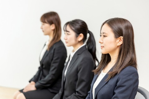 面接官「１～１００までの好きな数を書いてください。一番大きい数を書いた人を採用します」→