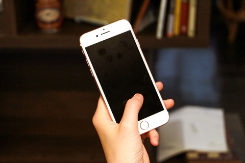 【悲報】母「スマホ忘れてるわよ」俺「どうもな(画面ﾊﾟｯ)」母「あっ…………」→