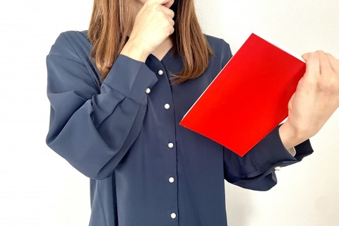 【画像】女さん、本を紹介しようとするもうっかり顔まで写ってしまうｗｗｗｗｗｗ