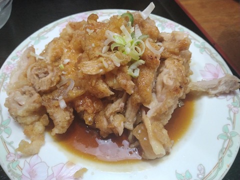 【画像】ワイ「台湾料理屋か…この油淋鶏ランチ（700円）ください！」店員「ﾊｲ～…」→