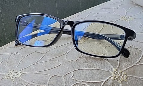 【訃報】ブルーライトカットめがね、目の負担軽減効果がなかった模様・・・