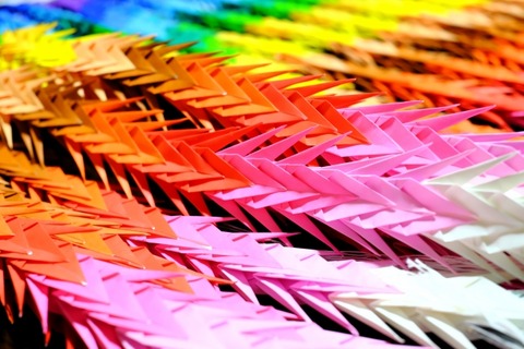 【悲報】入院中の女の子「ん？クラスのみんなから貰った千羽鶴の中に、何か描いてあるぞ？」→結果（画像ｱﾘ）