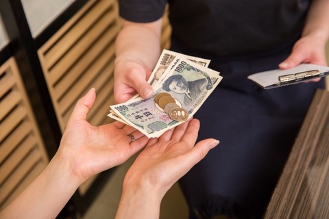 【悲報】友「おあいそー会計いくら？」「うん、1人3000円弱だよ！！」友「おけ、つ3000円」オレ「・・・・は？」