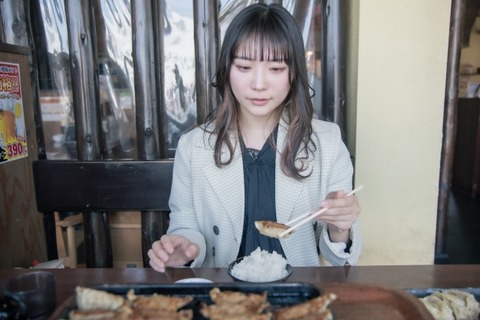 俺「餃子食べるぞー」彼女「醤油取って」俺「何する気？」→結果ｗ
