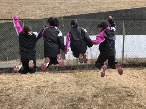 公園でJK陸上部が服を捲って腹筋の見せ合いして｢すごーい！｣とか言って太股も出しながら騒いでたんだけどｗｗｗ