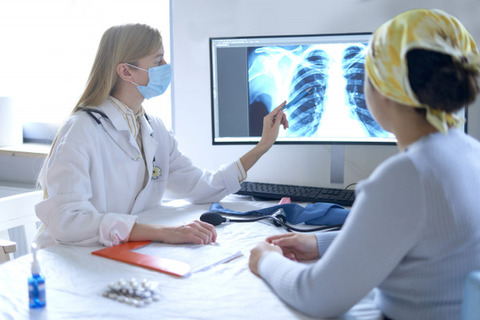 レントゲン医「レントゲンは怖くないですよ〜（分厚いジャケットﾄﾞｻｧ！分厚い二重扉ﾊﾞｱﾝ！）」→