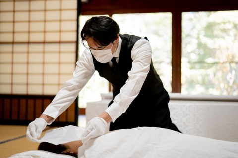 【悲報】葬儀場の変態職員、女性遺体にとんでもないことをしてしまう・・・