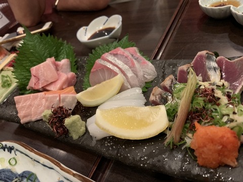 【画像】毎晩近所の料亭で刺身（1万円）持ち帰りしてるんやけど…