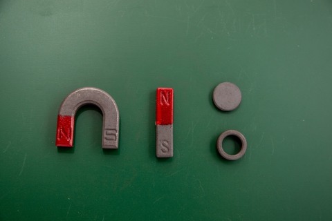 【動画】蚊さん、磁石に潰されてプレスされてしまう・・・