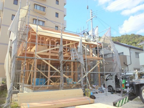 【悲報】一般人「家に2000万円もするのはおかしい」大工「じゃあ自分で作ってみろよ…！！！！」