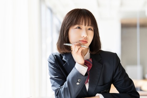 【画像】JK「あっしのおっぱい漫画並みで草」ﾊﾟｼｬ！