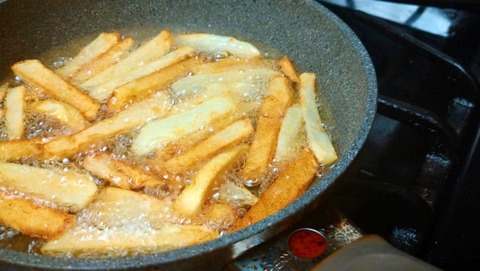 【動画】強盗「金出しな！」従業員「はいよあちあちのポテトね！」強盗「！？」→