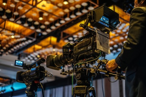 【画像】JS「毛深いのが悩みで…」テレビのカメラマン「ふーん(ｽﾞｰﾑｲﾝ)」⇒！！