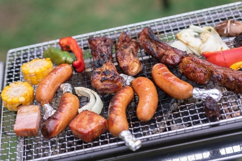 【悲報】GWに家族とBBQを楽しんでいた男性、隣家の男に殺される