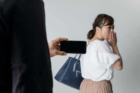 ワイの会社に中途で入ってきた人、盗撮の前科あったんやが・・・・