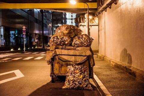 【画像】朝5時の西成の闇市、もうめちゃくちゃで草ｗｗｗｗｗｗｗ