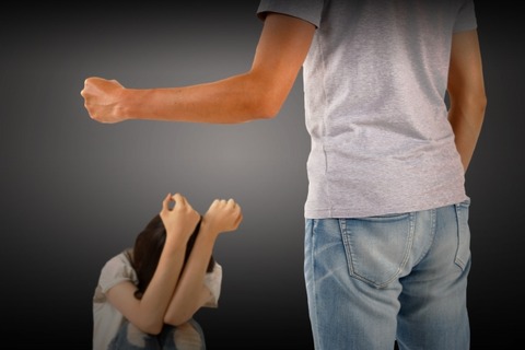 【悲報】妹の友達のパッパがうちのリビングで奥さん殴ってとんでもないことになった…