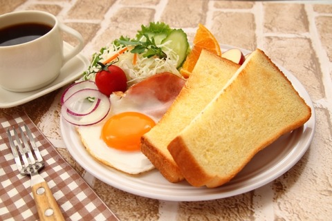 【画像】女さん「毎日こんな朝ごはん作る私って素敵でしょ！」ﾊﾟｼｬ!!