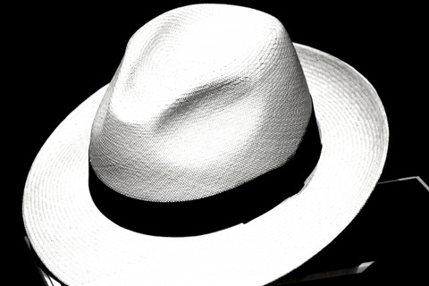 【悲報】同窓会でずっと帽子被ってるやついたから思い切って脱がした結果