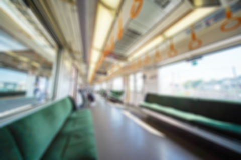 【悲報】女性の隣に座った男さん、とんでもない理由で通報されてしまう……