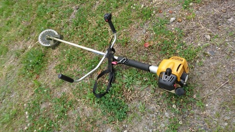 【閲覧注意】万引きで逮捕されたアフリカ人さん、芝刈り機でしばかれてしまう