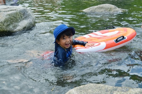 【動画】川で遊んでた子供が流される瞬間、突然すぎる・・・・