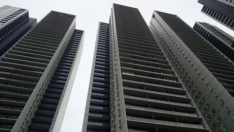 【悲報】タワーマンションの最上階、控えめに言って地獄な模様・・・・・・・