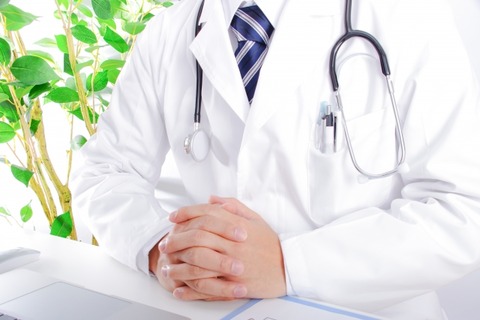 【悲報】医者「クラミジアだね」女さん「検査しなくても分かるんですね」医者「だって・・・」→