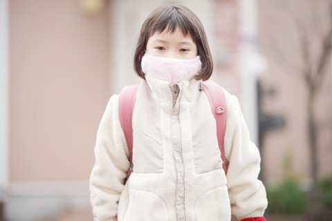 【悲報】うちの嫁、チビすぎて小学生と間違われるｗｗｗｗｗｗ