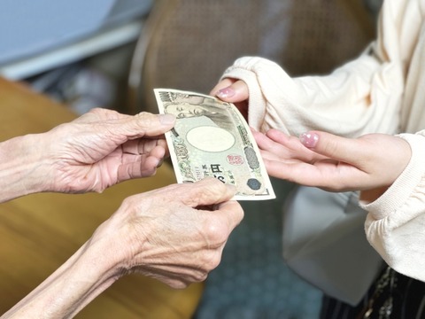 【驚愕】女友達「ごめん、どうしてもお金貸して欲しい…」俺「いくら？」女友達「3万円ぐらい…」俺「ほい！3万円！」→結果ｗｗｗｗｗ