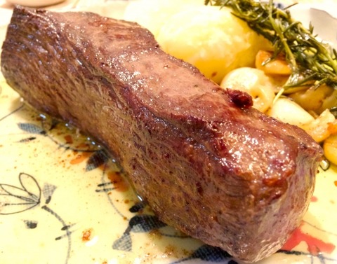 【画像】アメリカの友人「ステーキ1人前は1ポンドやで」 ワイ「ほーんじゃあ1ポンド」 店員「どうぞｗ」ﾄﾞﾝｯ→