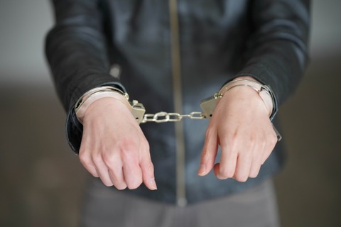 警察に捕まった。これワイが悪いんか？