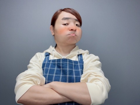 めっちゃ睨んでくる同僚デブ金髪女「…」新入社員ワイ「…(なんで？)」→結果ｗ