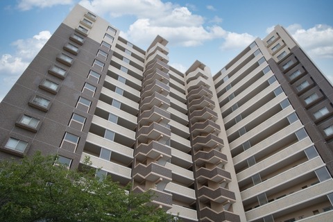 【衝撃】隣のマンションからジャンプ、高さ40ｍの屋上から最上階の部屋へ…スパイダーマン窃盗男を逮捕ｗｗｗｗ