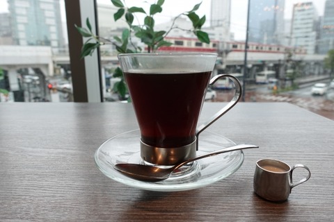 女店員「コーヒーはSとMがございますが…」男「じゃあMで」女店員「このブタがッ！！」ﾊﾞｼｬｯ!!→