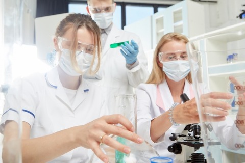 【悲報】美人リケジョさん、とんでもない格好で研究室に入ってしまう・・・・(画像ｱﾘ)