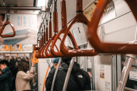 【画像】「電車になかやまきんに君いた」ﾊﾟｼｬ！
