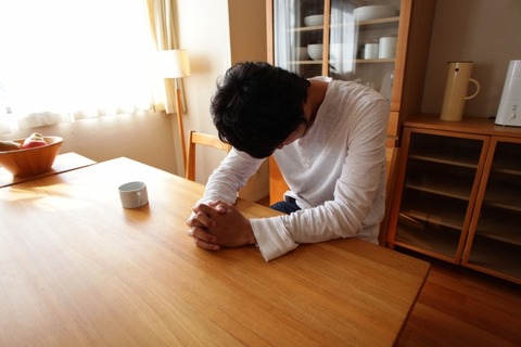 【悲報】人妻さん、夫と子供に内緒でとんでもないことをしてしまう・・・・・・