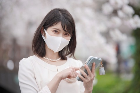 【画像】女さん「電車の中にバケモンいた」ﾊﾟｼｬ!!