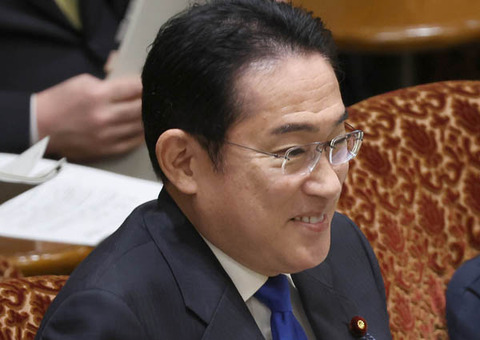 【GIF】小泉総理「昔息子とキャッチボールした程度なので…」岸田総理「僕は元高校球児ですよ？」→始球式