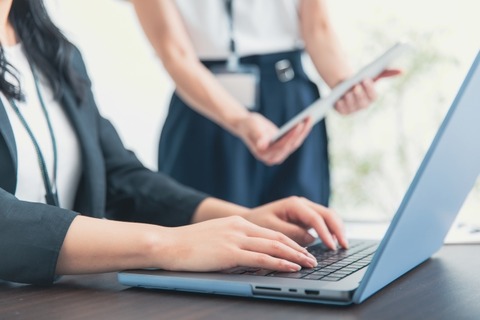 会社の上司「や、やべぇ！！新卒がCtrl＋Z使ってるぞ！！」10年目ベテラン「あ、、ああ！！」ｶﾞｸｶﾞｸ→